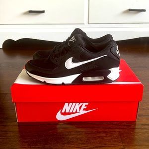 Women’s Air Max 90 size 7 (Black and White)